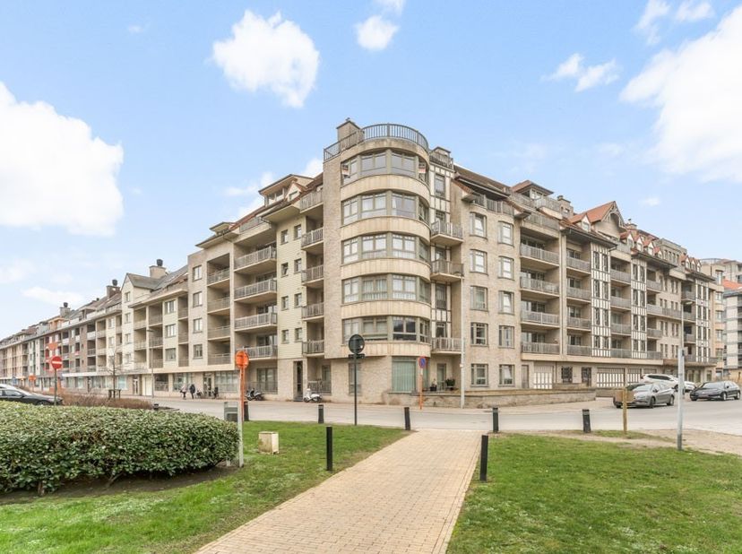 Te huur: Appartement met 3 slaapkamers&lt;br /&gt;
Ref.: ALB0503&lt;br /&gt;
Indeling:&lt;br /&gt;
&lt;br /&gt;
Eerste niveau:&lt;br /&gt;
- inkomhal&lt;br /&gt;
- gastentoilet&lt;br /&gt;
- b